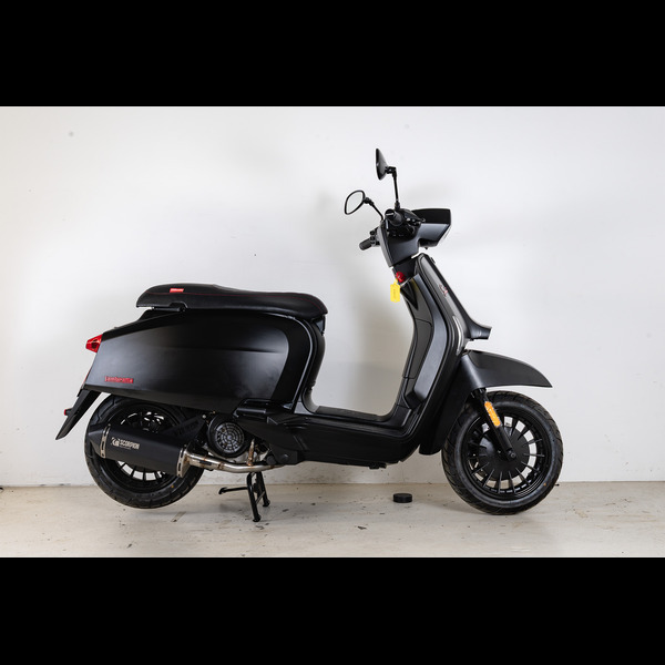 Lambretta V-125 Special Euro 5+ Black ceramic coat